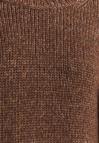 Pull en tricot marron avec un motif texturé, doté d'un col large côtelé et de nuances variées de marron dans le fil.