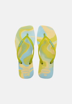 Pár žabiek so žlto-zelenými remienkami a modrými, žltými a zelenými vlnkovanými vzormi na textúrovaných podrážkach.