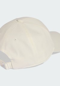 Bílá baseballová čepice vyrobená z bavlněné směsi s prohnutým kšiltem a nastavitelným páskem na zadní straně. Má vyšitá ventilační otvor.