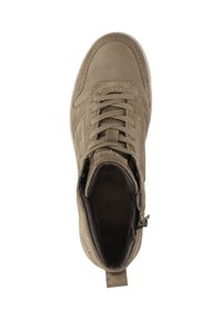 Braune Wildleder-Ankle-Boots mit runder Zehenform, Schnürdesign, strukturiertem Material und seitlichem Reißverschluss. Das Innere ist mit einem dunklen Futter ausgestattet.