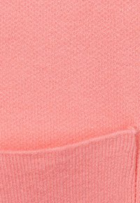 Gestrickter Pullover in hellem Korall, mit einem strukturierten Stoff und einem gerippten Saum. Das Material wirkt weich und dehnbar.