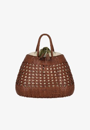 Borsa intrecciata marrone con una sacca interna in tessuto beige legata con cordoncini verdi e nappine, con due manici intrecciati.