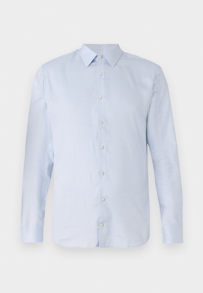 Cămașă lungă cu mâneci, de culoare bleu deschis, dintr-un material neted, cu guler ascuțit, închidere cu nasturi în față și margine rotunjită. Design simplu, fără modele.