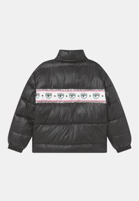 Černá prošívaná bunda s vysokým límcem, elastickými manžetami a dekorativním pruhem přes záda s modrými motivy očí a růžovými akcenty.