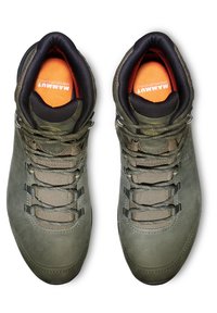 Bottes de randonnée en cuir vert olive avec une finition texturée. Lacets gris, col rembourré et semelles intérieures orange pour le confort.