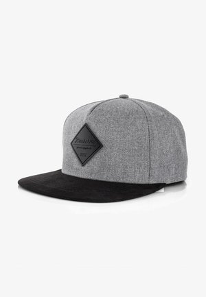 Casquette en tissu gris avec un large bord noir, ornée d'un patch en forme de diamant noir avec un texte en relief sur le devant.