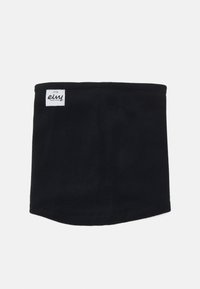 Schwarzer Fleece-Halswärmer mit abgerundetem oberen und unteren Ende, ausgestattet mit einem kleinen weißen Logotag an einer Seite. Weicher Stoff und dehnbarem Material.