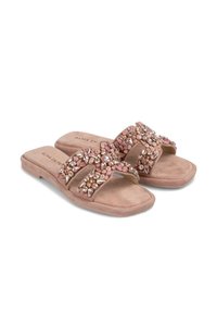 Sandales à glissière en suedé rose avec deux bandes croisées ornées de perles de différentes formes et d'accents scintillants, dotées d'une semelle plate.