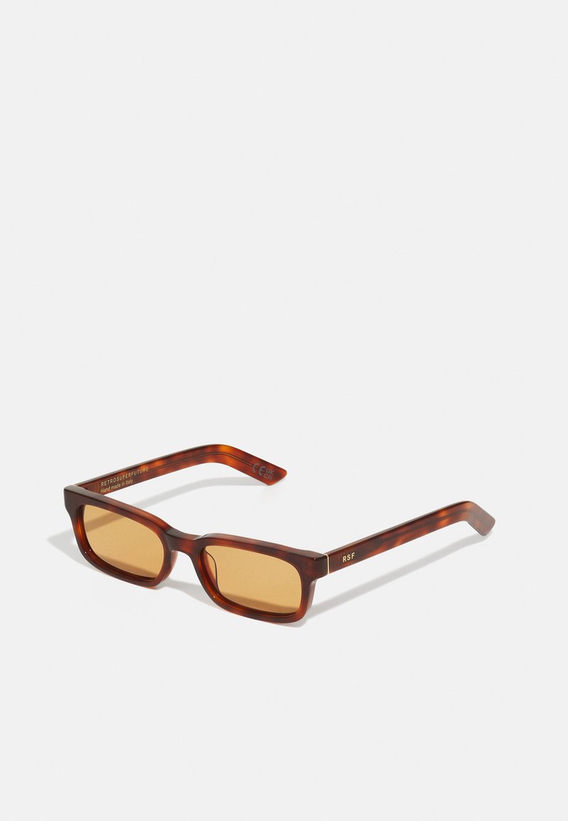 Gafas de sol carey con marco rectangular, lentes tintados en naranja y detalles en logo dorado en las patillas, fabricadas con un material plástico brillante.