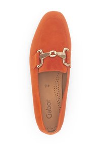 Orangene Wildleder-Loafers mit einer dekorativen Schnalle und einem Riemen in Goldoptik, abgerundetem Zehenbereich und strukturiertem Innenbereich mit Perforationen.
