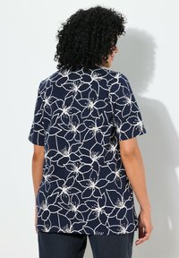 Ulla Popken FLOWER SHORT SLEEVE SPLIT NECK - Triko s potiskem - marine