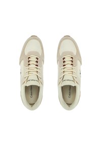 Sneaker beige e crema con finitura testurizzata, dotate di lacci e branding sottile sulla linguetta. Suola in gomma.