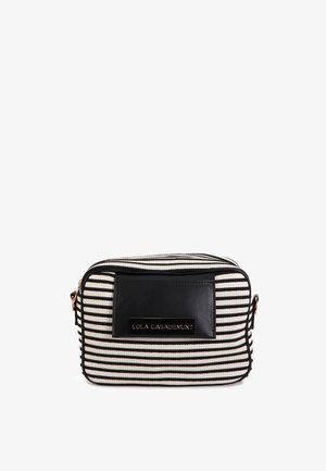 Gestreifte Kosmetiktasche mit schwarzen Lederakzenten und einem Logo-Patch. Verfügt über eine rechteckige Form mit Reißverschluss und verstärkten Nähten.