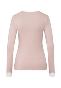 Top de manga larga en suave tela de color rosa claro con escote en la parte posterior, que presenta detalles de encaje en los puños. Textura suave con una silueta ajustada.