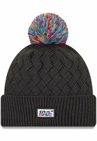 Berretto nero lavorato a maglia con un pompon colorato sulla parte superiore, caratterizzato da un motivo testurizzato e una toppa del 100° anniversario della NFL sul davanti.