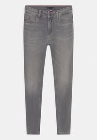 Jeans de mezclilla gris, diseño ajustado, cierre de botón, cinco bolsillos, desvanecido sutil, textura suave, costuras en contraste, etiqueta de la marca en la cinturilla.