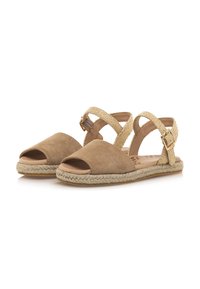 Sandalias de ante marrón con punta abierta, tiras de oro trenzadas y suela de cuerda estilo espadrille en beige. Hebilla ajustable para un ajuste seguro.
