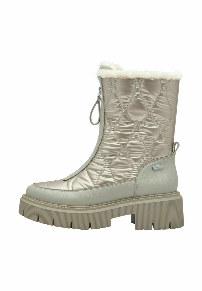 Bottes beiges métallisées matelassées avec un col en fourrure, une fermeture éclair sur le côté et une semelle épaisse et striée. Accents en cuir lisse au niveau des orteils et du talon.