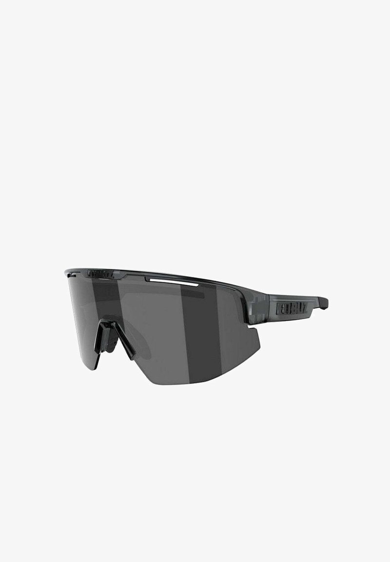 Gafas de sol deportivas con lentes oscuros, marco gris y almohadillas nasales ajustables. Cuentan con un diseño envolvente y agarres texturizados en las patillas.