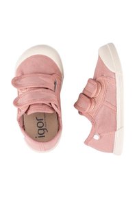 Zapatillas de lona rosas con correas de Velcro, suelas de goma blanca, punteras redondeadas y un pequeño orificio de acento en el costado para transpirabilidad.