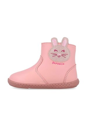 Botas de tobillo de piel rosa con un acento de cara de conejo, detalles de costura y suela texturizada rosa con pequeños patrones circulares.