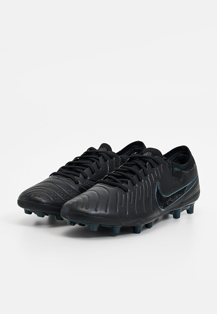 Schwarze Fußballschuhe aus strukturiertem Material, elegantes Design, erhöhte Rillen und kontrastierende blaue Akzente. Ausgestattet mit einem klassischen Schnürverschluss.
