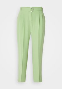 Pantalon vert clair taille haute, confectionné sur mesure, avec plis et ceinture assortie avec boucle double en D argentée.