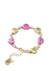 Bracelet doré avec des perles en forme de cœur rose et vert portant des phrases imprimées, entrecoupées de cristaux transparents et d'un fermoir à homard.