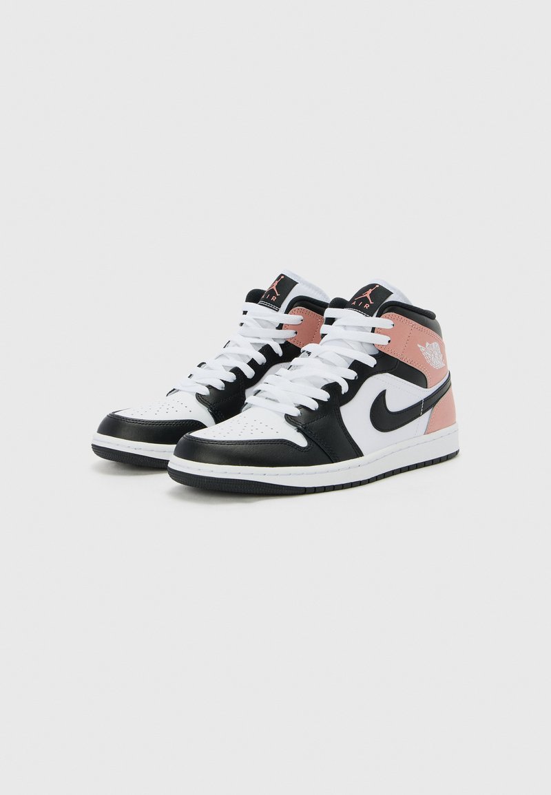 Czarno-białe sneakersy wysokie z różowymi akcentami, wykonane z materiału skórzanego i syntetycznego, białe sznurówki, perforowany czubek, logo po boku.