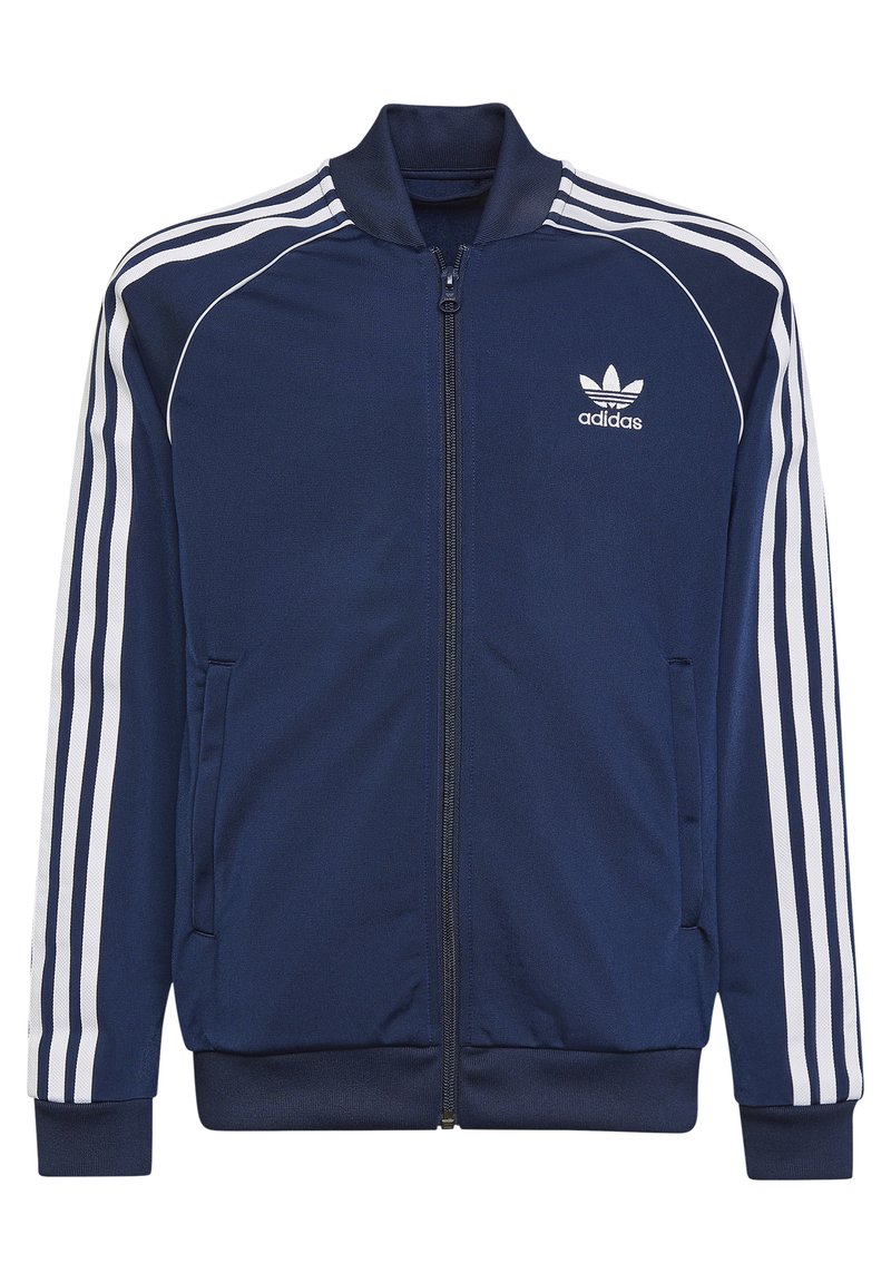 Tumši zils kapuces džemperis ar baltām svītrām gar piedurknēm, izgatavots no gludas auduma, ar izšūtu Adidas logo uz krūtīm.