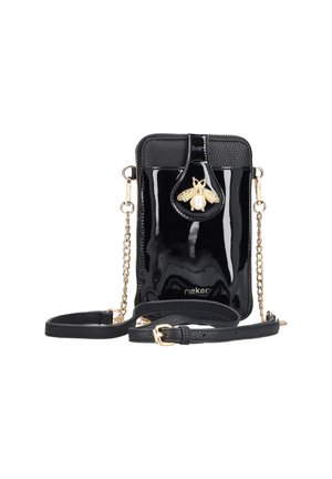 Schwarze Lackleder-Crossbody-Tasche mit goldener Bienenakzent, strukturiertem Obermaterial, silberner Kettenriemen und Markenlogo auf der Vorderseite.