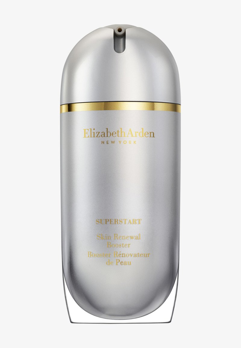 Zilveren en gouden Elizabeth Arden Superstart Skin Renewal Booster-fles met een afgeronde pompdispenser op een witte achtergrond.