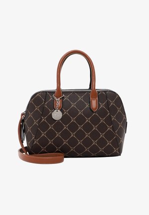 Braune Handtasche mit hellen Griffen und einem Riemen, die ein Rautenmuster mit kleinen Logos zeigt und an einem Griff ein runder Metallanhänger baumelt.