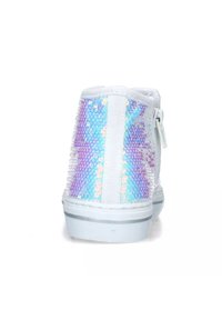 Sneaker alta bianca con tomaia in paillettes nei toni di blu e viola, dotata di chiusura con zip e suola in gomma bianca.