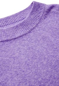 Lila gestrickter Pullover mit einem gerippten Rundhalsausschnitt. Weiche Textur mit einem dezenten melierten Muster.