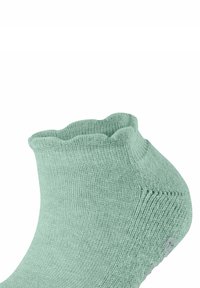 Zielona bawełniana skarpetka za kostkę z falistym brzegiem u góry, gładką fakturą i wzmocnionym noskiem. Posiada małe szare logo po boku.