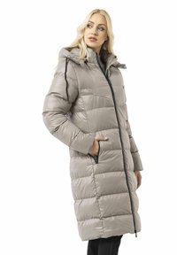 Lichtgrijze gewatteerde lange jas met een ritssluiting aan de voorkant, capuchon en zijzakken. Kenmerkt zich door een doorgestikt design en zwarte ritsaccenten.