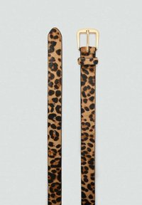 Leopardprint læderbælte med en glat tekstur, guldmetal spænde, og et slankt design med jævnt fordelte huller til justering.