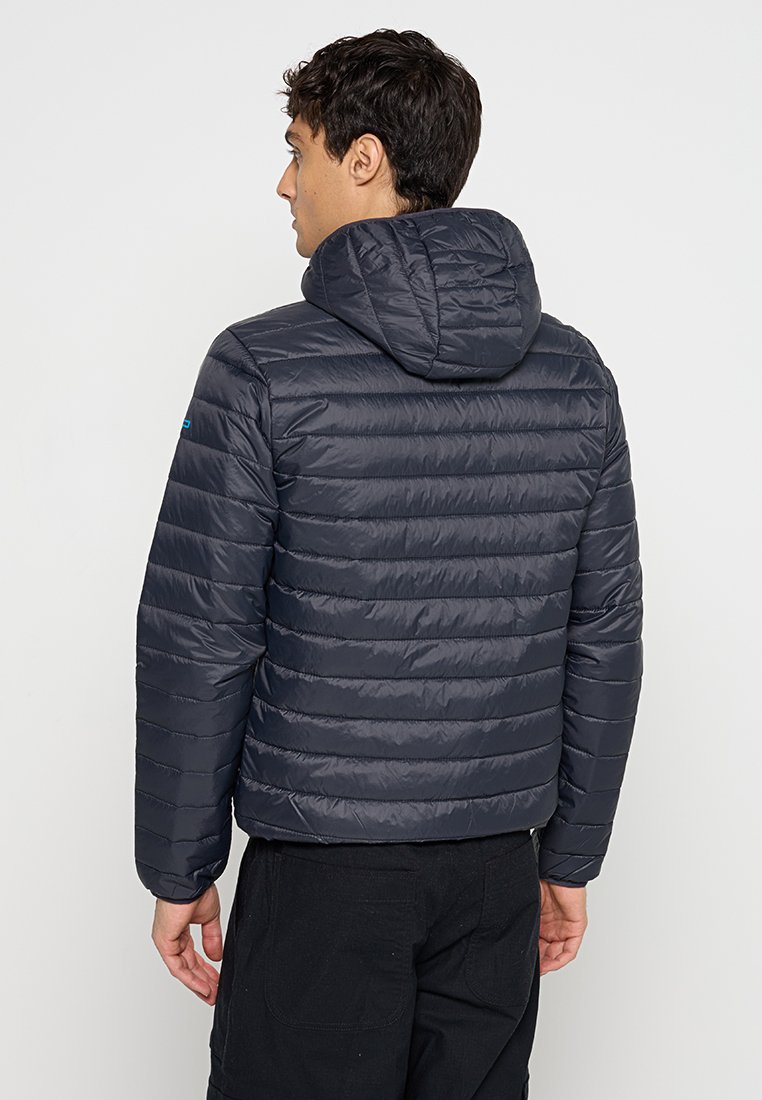 Giubbotto imbottito blu navy con design a righe orizzontali, cappuccio e una texture liscia e lucida. Presenta polsini elastici e un'accenno di logo discreto.