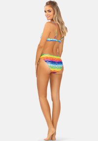 Wielokolorowy komplet bikini z wzorem falistych pasków w tęczowych odcieniach. Regulowane ramiączka, niskie majtki i żywy, teksturowany wykończenie.