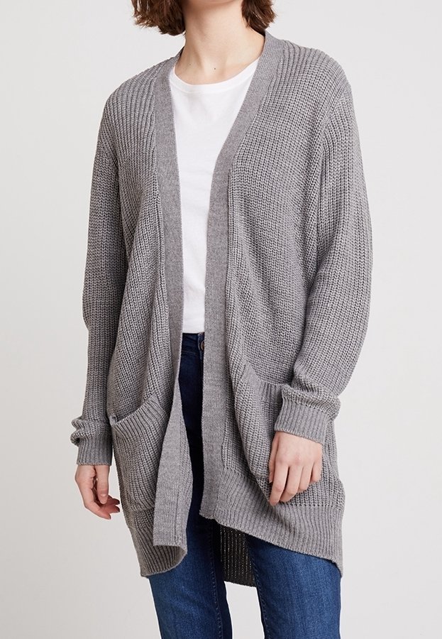Cardigan grigio lavorato a maglia con apertura frontale, maniche lunghe e due tasche frontali. Tessuto strutturato, polsini e orlo a costine. Vestibilità casual.