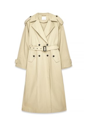 Beige Doppelreiher-Trenchcoat mit schwarzen Knöpfen, tailliertem Gürtel, Schulterklappen und Klappentaschen, flach auf weißem Hintergrund präsentiert.