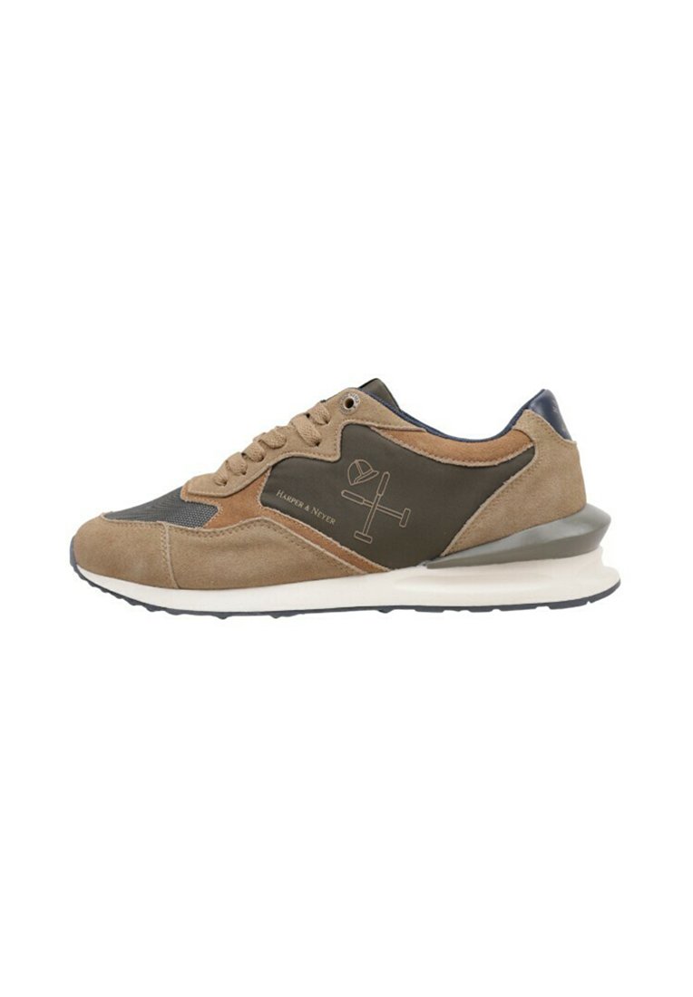 Zapatillas de ante marrón y oliva con paneles de malla, suela crema, cordones tonales y detalle del logo. Cuenta con un diseño de perfil bajo y talón acolchado.
