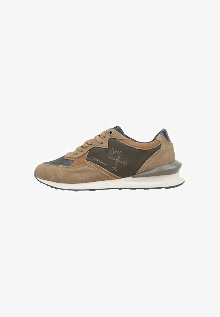 Zapatillas de ante marrón y oliva con paneles de malla, suela crema, cordones tonales y detalle del logo. Cuenta con un diseño de perfil bajo y talón acolchado.