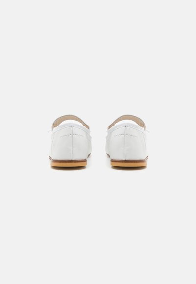 Hvite skinn slip-on sko med en glatt overflate, rund bakdel og gummisål. Enkelt design med minimale søm detaljer.