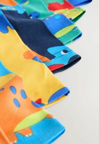 Tessuto di cotone colorato con vari animali dei cartoni animati in tonalità vivaci, con disegni blu, arancioni, verdi e gialli, texture liscia e bordi cuciti.