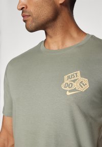 Nike Performance TEE GYM KIT SUMMIT - Printtipaita - dark stucco