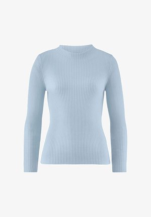 Hellblauer, gerippter Langarmpullover mit figurbetonter Silhouette und kurzem Stehkragen auf weißem Hintergrund.