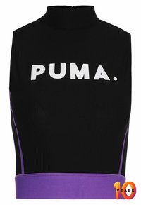 Svart ribbad crop top med hög hals, som har den vita "PUMA."-logotypen och lila sidodetaljer. Dragkedja bak.