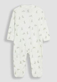 Weißer Baby-Overall aus weichem Stoff mit einem sich wiederholenden Muster aus hellgrauen Hasen. Mit langen Ärmeln und Fußdesign.
